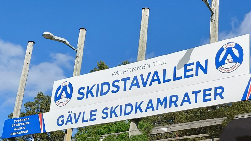 Värdeorden trygghet, utveckling, glädje och gemenskap pryder skidstadion. Foto: Gävle Skidkamrater. 