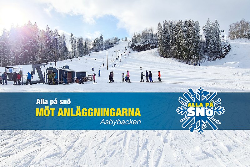 Överblicksbild på Asbybacken med liften rakt fram. Foto: Asby Alpina.